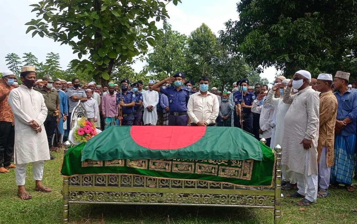 উগলছড়ি গ্রামে রাষ্ট্রীয় সম্মানে বীর মুক্তিযোদ্ধা মফিজুর রহমান এর দাফন সম্পন্ন