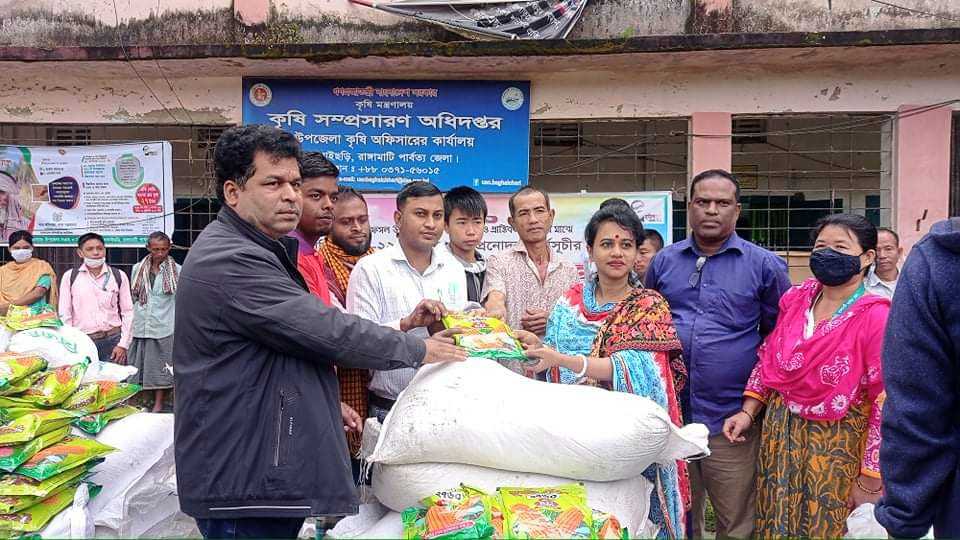 বাঘাইছড়িতে ১২০ জন কৃষকদের মাঝে বিনামুল্যে সার ও বীজ বিতরণ