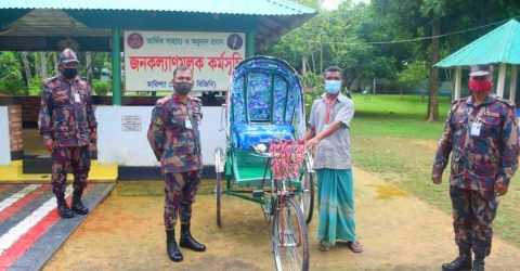 মারিশ্যা জোনের পক্ষ থেকে রিক্সা উপহার পেলেন দরিদ্র রিক্সা চালক