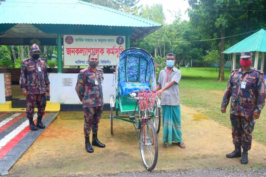 মারিশ্যা জোনের পক্ষ থেকে রিক্সা উপহার পেলেন দরিদ্র রিক্সা চালক