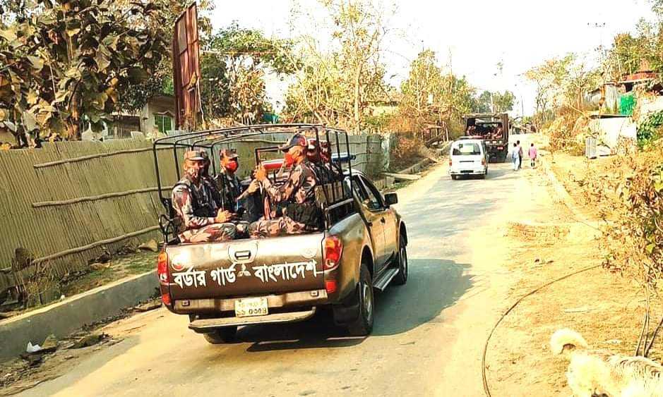 সেনা ও বিজিবির পাহাড়ায় সাজেক সড়কে যানচলাচল স্বাভাবিক