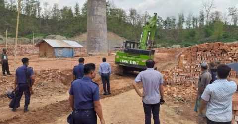 রাজস্থলীতে ভ্রাম্যমান আদালতের অভিযানে অনুমোদনহীন ৩টি ইটভাটা বন্ধ ও চুল্লি ভেঙ্গে ধ্বংস