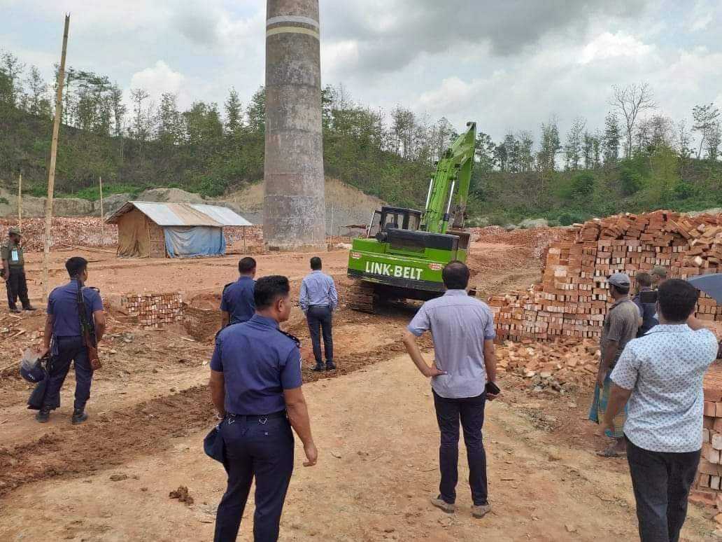 রাজস্থলীতে ভ্রাম্যমান আদালতের অভিযানে অনুমোদনহীন ৩টি ইটভাটা বন্ধ ও চুল্লি ভেঙ্গে ধ্বংস