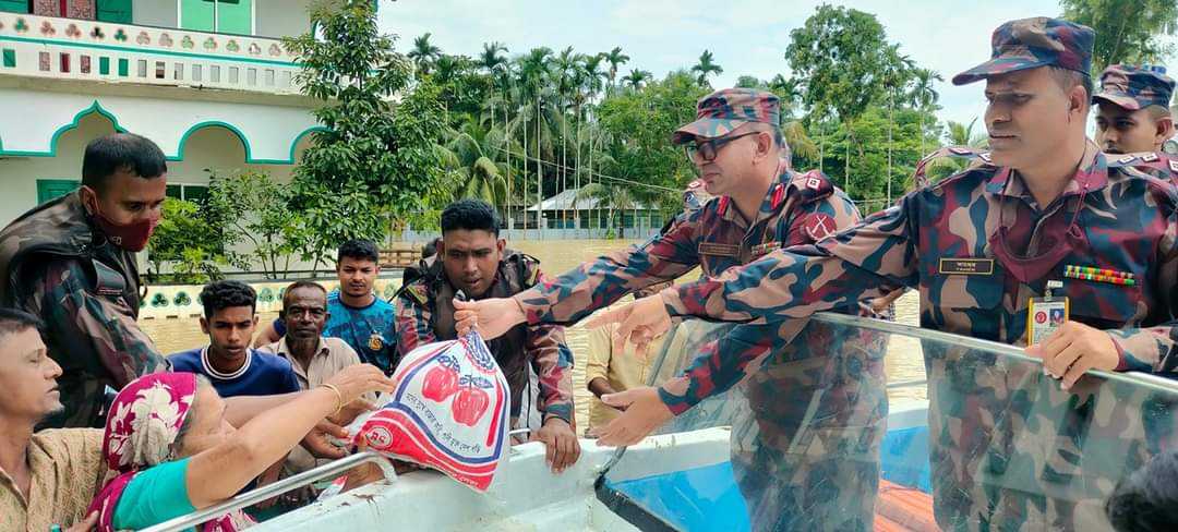 বন্যার্তদের মাঝে খাদ্য ও ঔষধ বিতরণ করেছে মারিশ্যা জোন