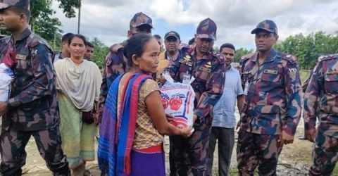 সাজেকে বন্যার্তদের পাশে ৫৪ বিজিবি বাঘাইহাট ব্যাটালিয়ন