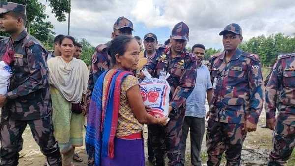 সাজেকে বন্যার্তদের পাশে ৫৪ বিজিবি বাঘাইহাট ব্যাটালিয়ন