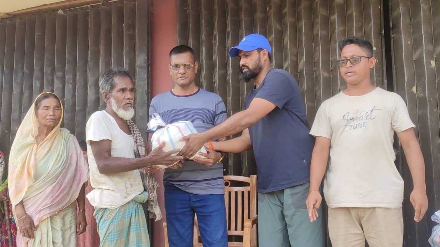 আওয়ামীলীগের প্রতিষ্ঠাবার্ষিকীতে বঙ্গলতলী ইউনিয়নে হতদরিদ্রদের মাঝে খাদ্য সামগ্রী বিতরণ