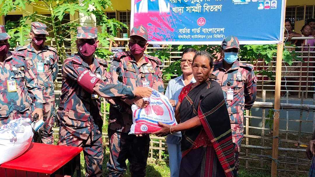 সাজেকে ৫৪ বিজিবির খাদ্য সামগ্রী ও ঔষদ বিতরণ