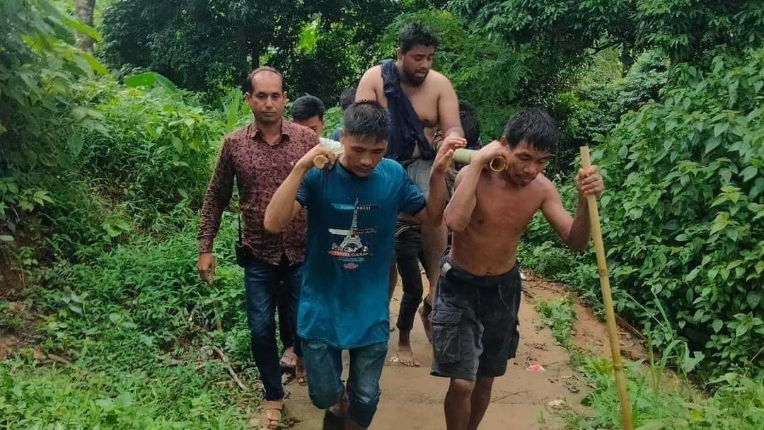 ৯৯৯ এ ফোন করে সাজেকে ঝর্ণায় আটকে পড়া অসুস্থ পর্যটককে উদ্ধার করলো পুলিশ