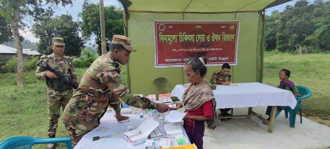 সাজেকে দুর্গম এলাকায় সেনাবাহিনীর চিকিৎসা সেবা ও ঔষদ বিতরণ