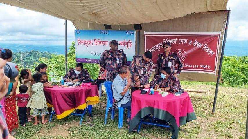 কংলাক পাড়ায় বিজিবির চিকিৎসাসেবা ও ঔষধ বিতরণ কর্মসুচি