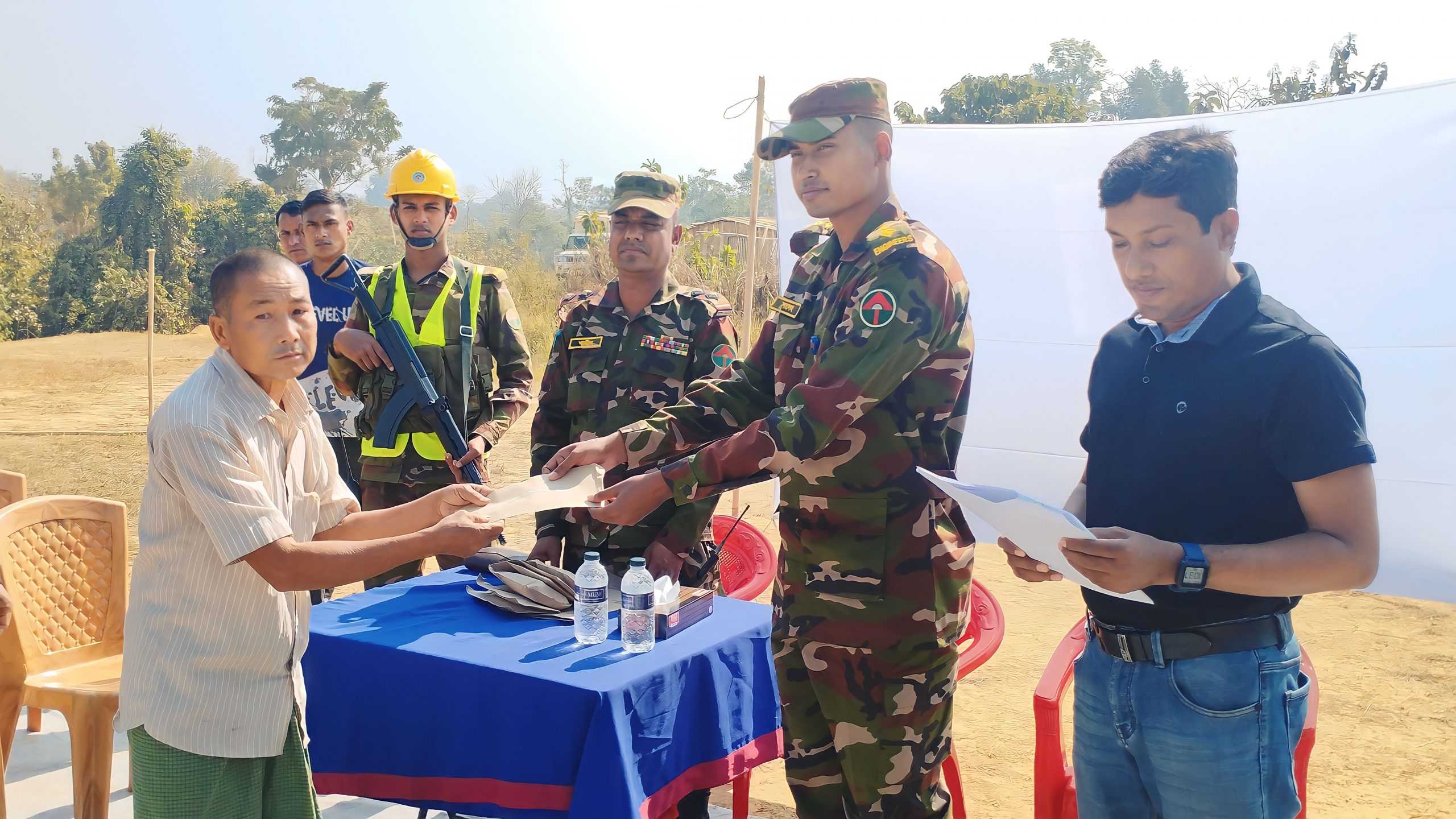 বাঘাইছড়িতে সীমান্ত সড়কে ক্ষতিগ্রস্ত ৪৩ পরিবারের মাঝে ২৪ লাখ ৭০ হাজার টাকা প্রদান