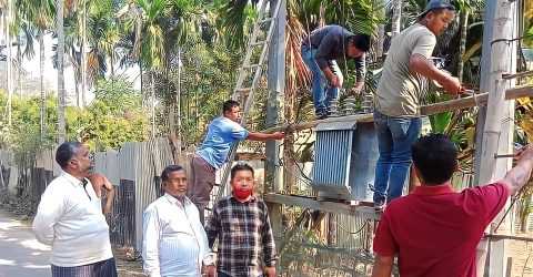 পৌর মেয়রের নির্দেশনায় বটতলীর ঝুঁকিপূর্ণ ট্রান্সফর্মার টি এখন নিরাপদ জায়গায় স্থানান্তর