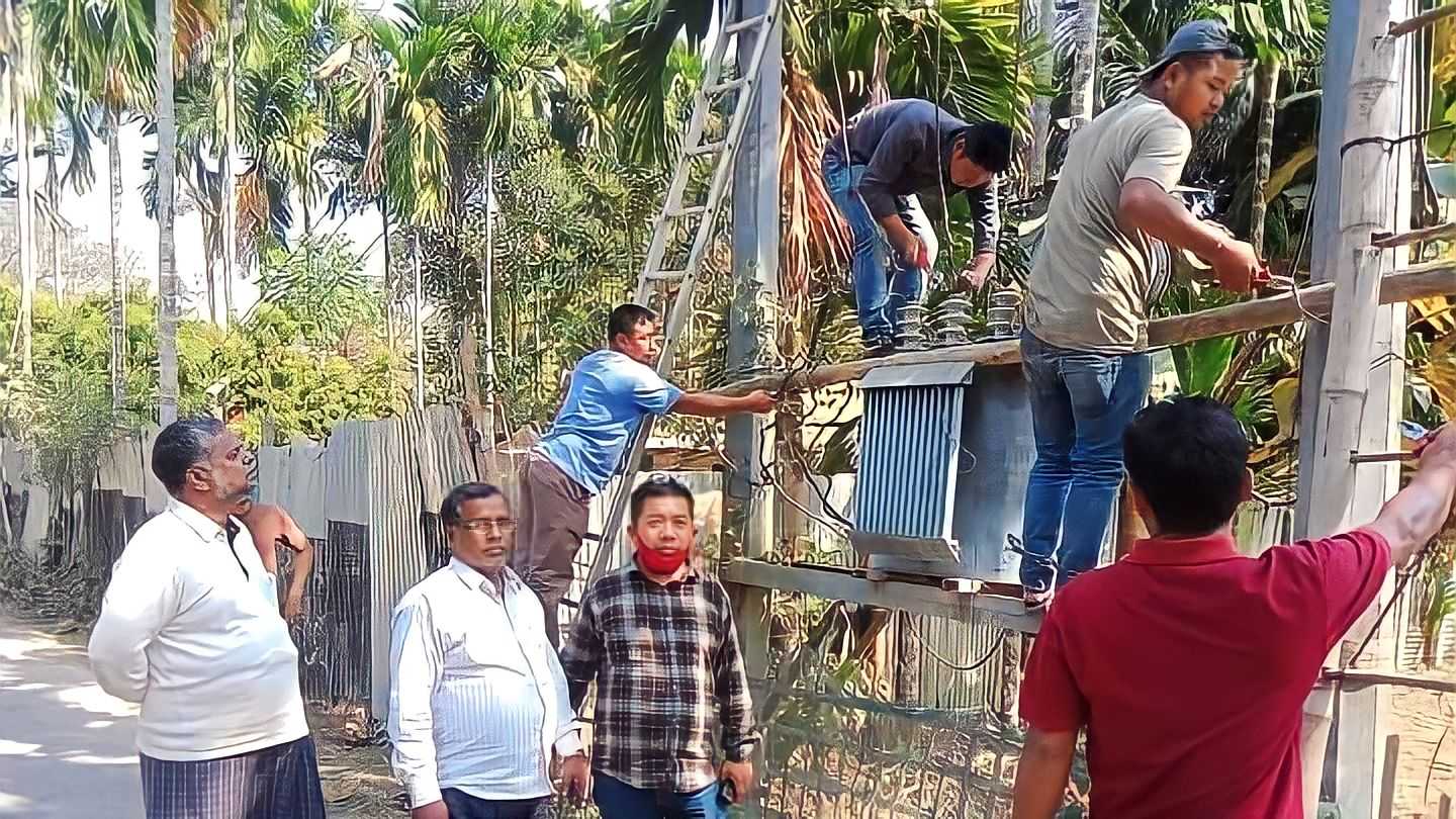 পৌর মেয়রের নির্দেশনায় বটতলীর ঝুঁকিপূর্ণ ট্রান্সফর্মার টি এখন নিরাপদ জায়গায় স্থানান্তর