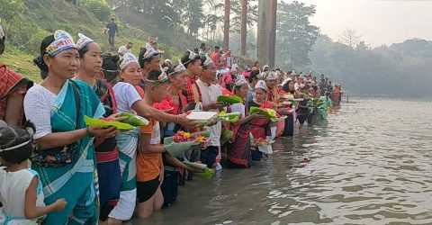 সাজেকে কাচালং নদীতে  বিজুর ফুল ভাসিয়ে শুরু হলো বৈসাবি উৎসব।