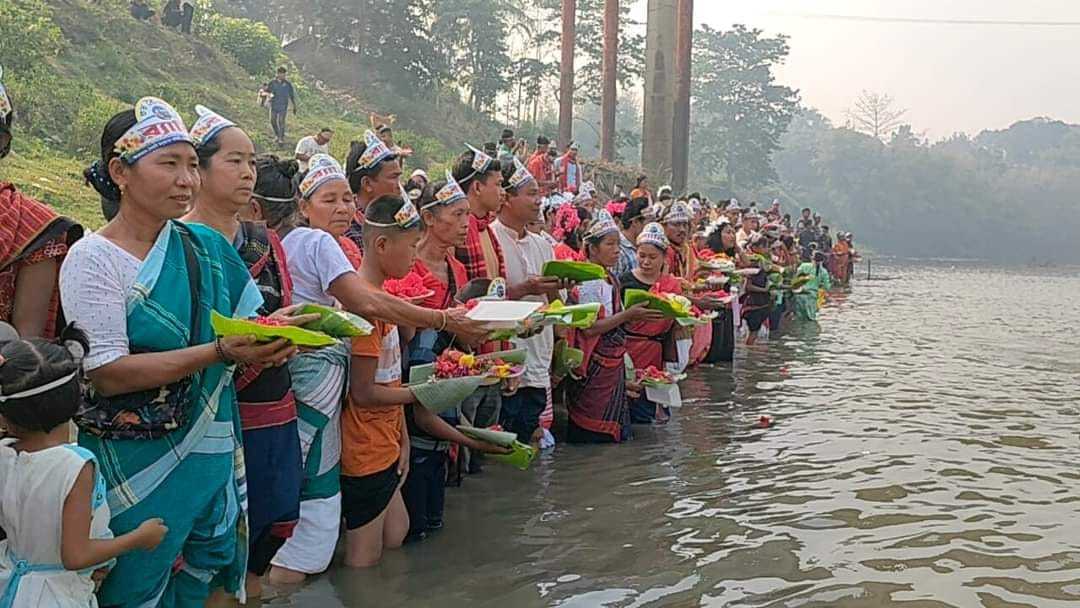 সাজেকে কাচালং নদীতে  বিজুর ফুল ভাসিয়ে শুরু হলো বৈসাবি উৎসব।