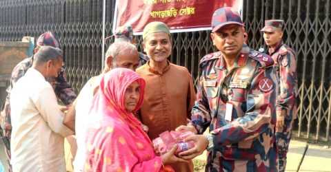 গরীব ও দুস্থদের মাঝে ইফতার ও রাতের খাবার বিতরণ করলো ৫৪ বিজিবি