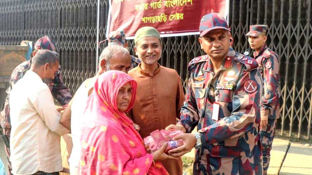 গরীব ও দুস্থদের মাঝে ইফতার ও রাতের খাবার বিতরণ করলো ৫৪ বিজিবি