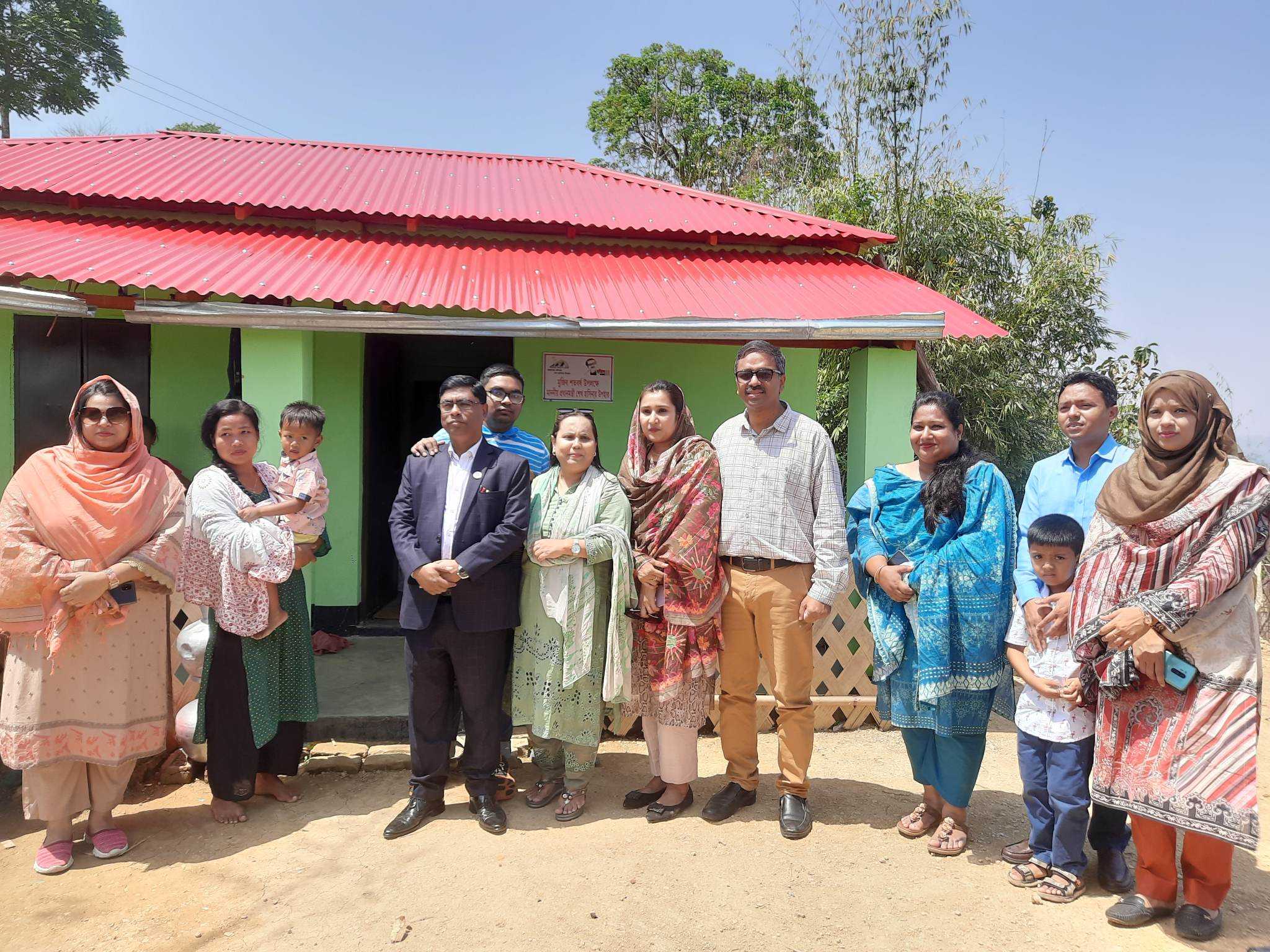 সাজেকে আশ্রয়নের ঘর পরিদর্শন করলেন চট্টগ্রাম বিভাগীয় কমিশনার 