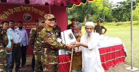 বাঘাইহাটে শতাধিক পরিবারের মাঝে সেনাবাহিনীর ঈদ উপহার প্রদান