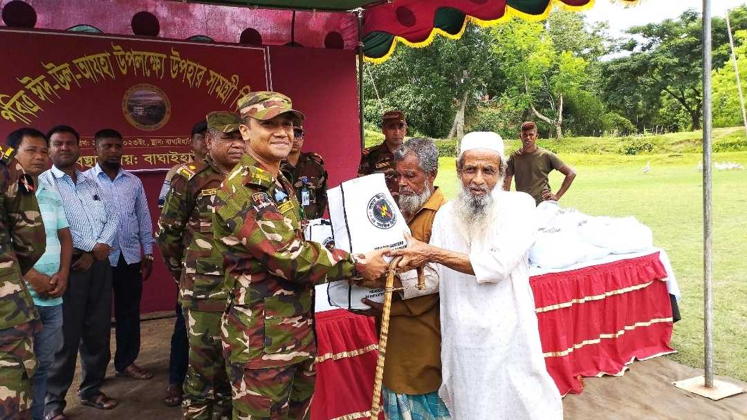 বাঘাইহাটে শতাধিক পরিবারের মাঝে সেনাবাহিনীর ঈদ উপহার প্রদান