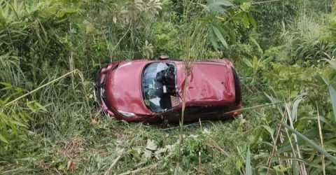 সাজেকে পর্যটকবাহী  প্রাইভেটকার সড়ক দুর্ঘটনায় আহত ০২