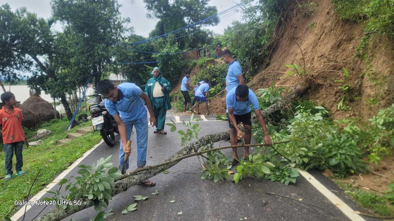 কাউন্সিলর ইউসুফ নবীর সাথে দুর্যোগ মোকাবেলায় বটতলী কিংস এলিভেন