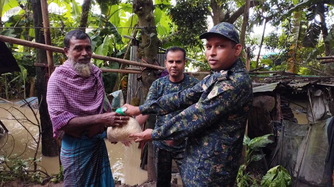 বাঘাইছড়িতে বন্যার্তদের সেবায় ১৩ আনসার ব্যাটালিয়ন