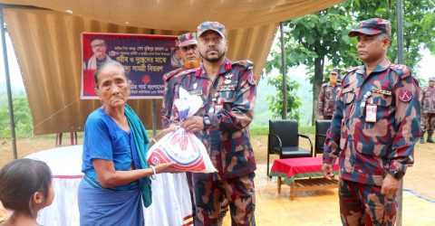 শোক দিবসে ৫৪ বিজিবি কর্তৃক চিকিৎসা সেবা ও ত্রাণ সামগ্রী বিতরণ