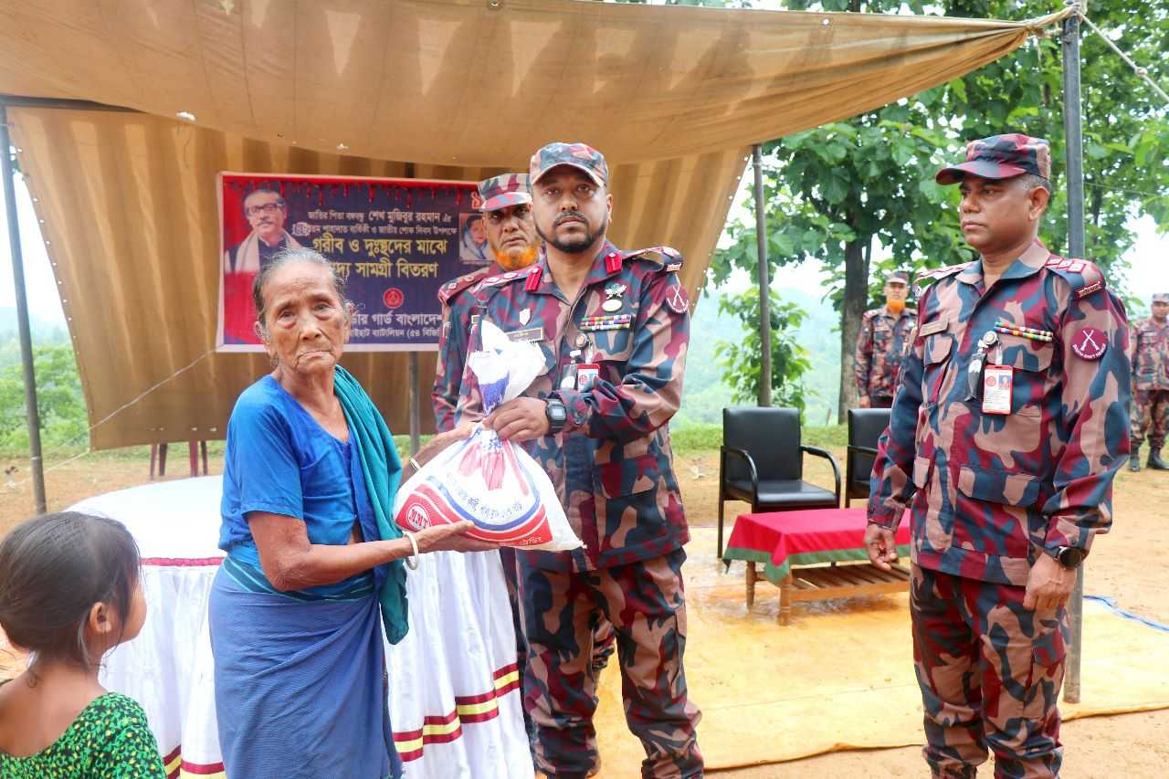 শোক দিবসে ৫৪ বিজিবি কর্তৃক চিকিৎসা সেবা ও ত্রাণ সামগ্রী বিতরণ