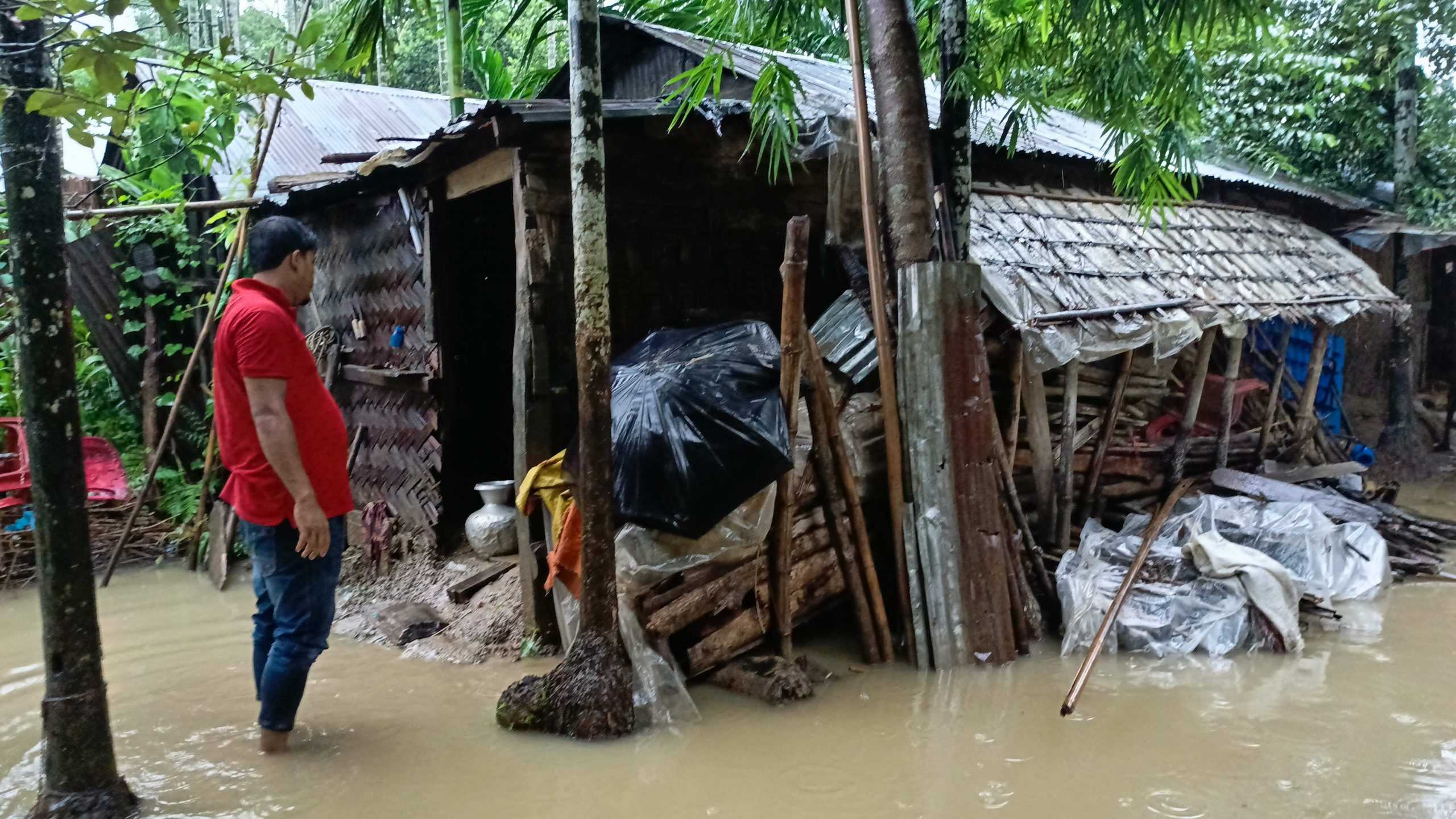 নিচু এলাকার আবাদি জমি ও রাস্তাঘাট তলিয়ে গেছে