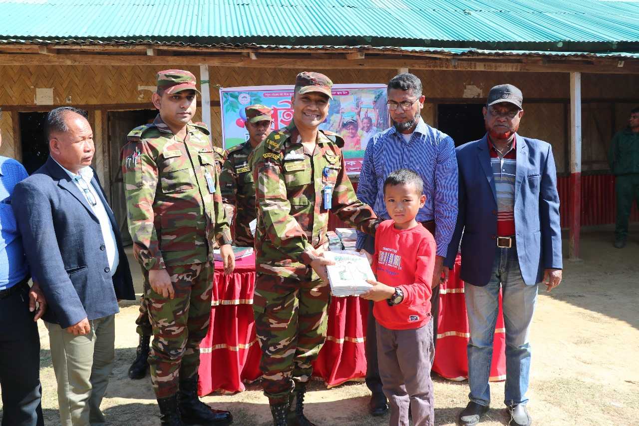 সাজেক অদ্বিতী পাবলিক স্কুলে শিক্ষার্থীদের মাঝে বই বিতরণ 