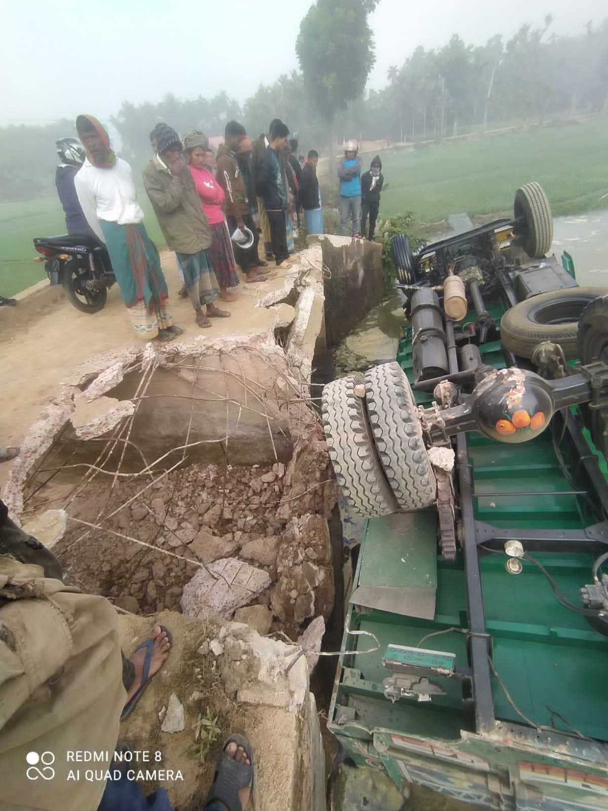 তুলাবানে কালভার্ট ভেঙ্গে ট্রাক উল্টে রাস্তার পাশে পড়েছে