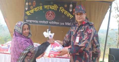 সাজেকে শতাধীক পরিবারে ৫৪ বিজিবির ইফতার ও খাদ্য সামগ্রী বিতরণ