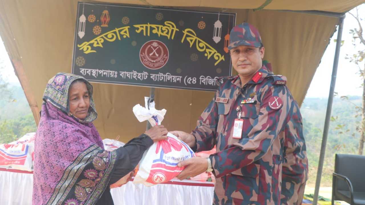 সাজেকে শতাধীক পরিবারে ৫৪ বিজিবির ইফতার ও খাদ্য সামগ্রী বিতরণ