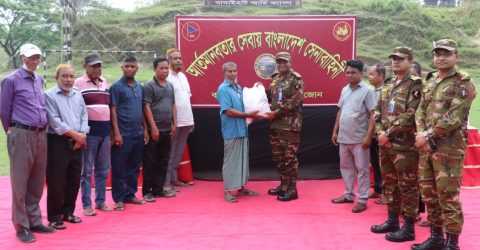 ঈদুল ফিতর উপলক্ষে সেনাবাহিনীর বাঘাইহাট জোনের ঈদ উপহার প্রদান