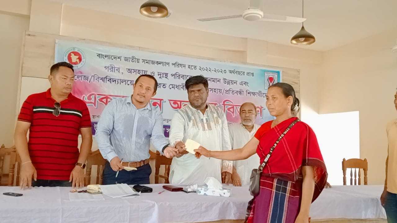 বাঘাইছড়িতে প্রতিবন্ধী, দুস্থ পরিবার এবং মেধাবী শিক্ষার্থীদের এককালীন অনুদান প্রদান