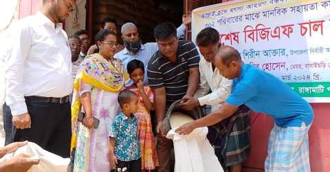 পৌর এলাকার ৩০২ জন জেলের মাঝে বিশেষ বিজিএফ চাল বিতরণ