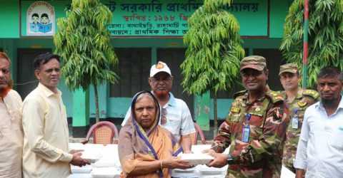 সাজেকে বন্যার্তদের মাঝে বাঘাইহাট জোনের খাবার বিতরণ