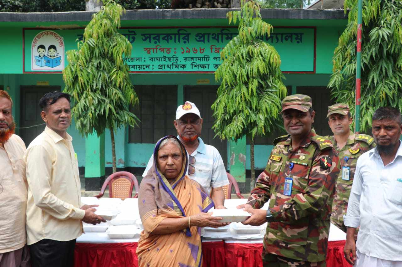 সাজেকে বন্যার্তদের মাঝে বাঘাইহাট জোনের খাবার বিতরণ