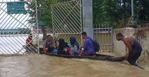 ডিগ্রী পরীক্ষার্থী ও শিক্ষকদের হলে পৌঁছে দিলেন ছাত্রদলের নেতাকর্মীরা