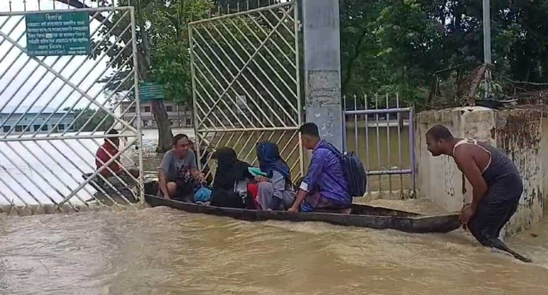 ডিগ্রী পরীক্ষার্থী ও শিক্ষকদের হলে পৌঁছে দিলেন ছাত্রদলের নেতাকর্মীরা