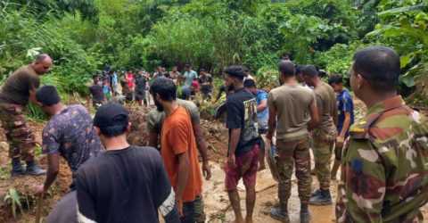 সেনাবাহিনীর সহায়তায় সড়কের মাটি সরিয়ে সাজেক যানচলাচল স্বাভাবিক