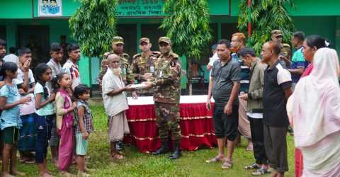 বন্যার্তদের মাঝে খাবার বিতরণ করে সেনাবাহিনীর বাঘাইহাট জোন