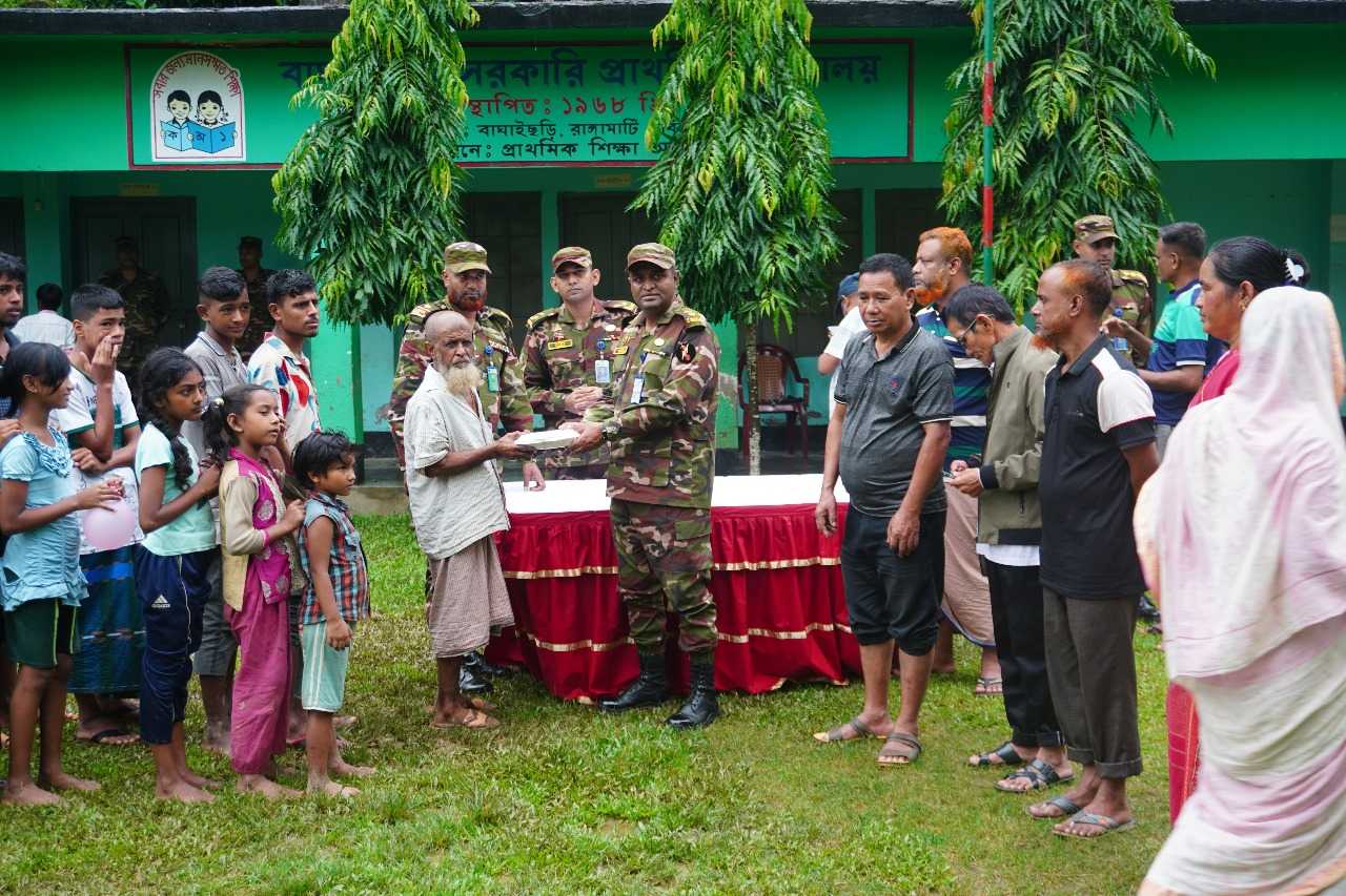 বন্যার্তদের মাঝে খাবার বিতরণ করে সেনাবাহিনীর বাঘাইহাট জোন