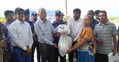 বাঘাইছড়ি বন্যাদুর্গত পরিবারের মাঝে উপদেষ্টার ত্রাণ বিতরণ