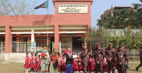 প্রাথমিক বিদ্যালয়ে শিক্ষা সামগ্রী বিতরণ করেছে ২৭ বিজিবি