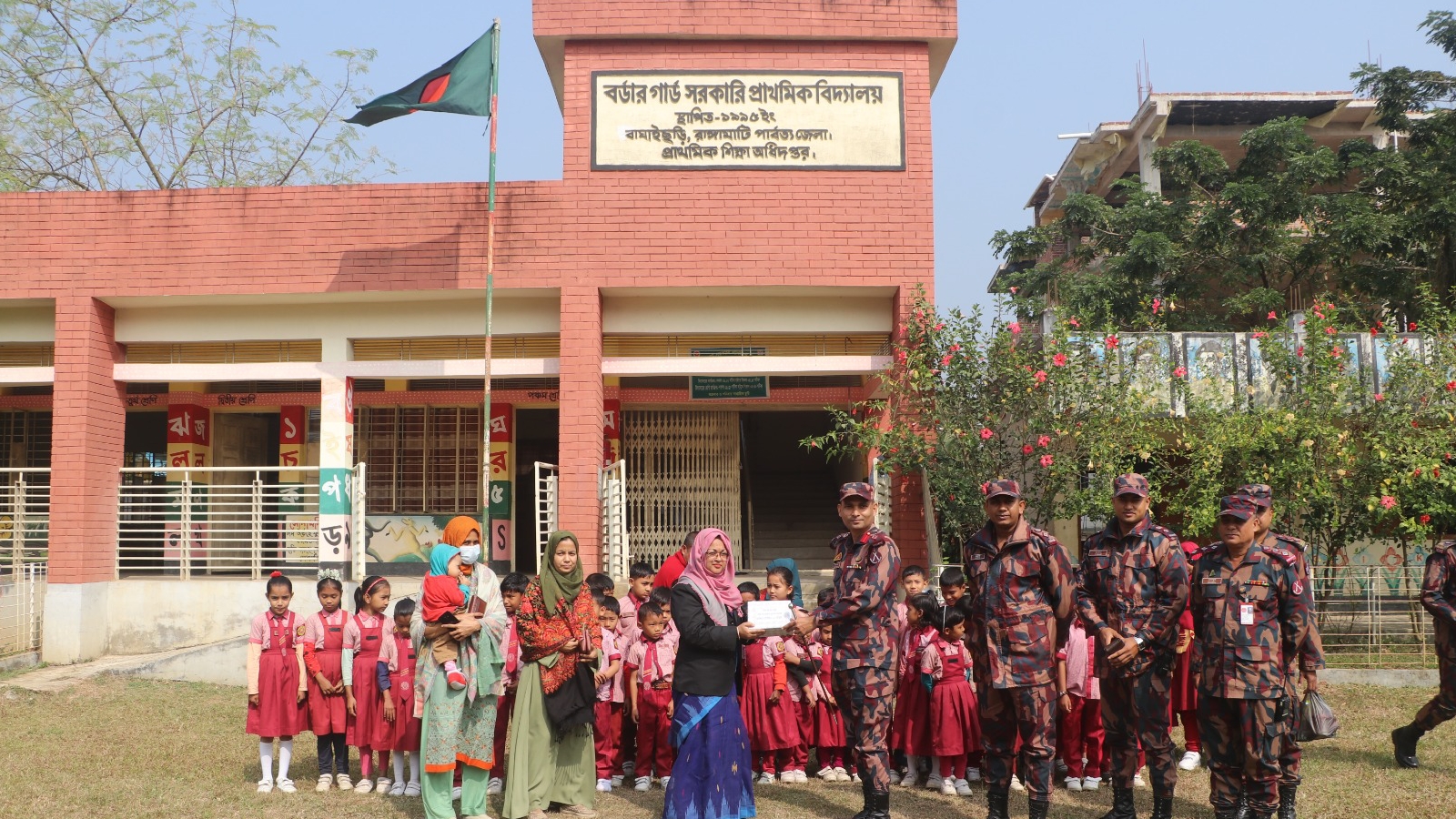 প্রাথমিক বিদ্যালয়ে শিক্ষা সামগ্রী বিতরণ করেছে ২৭ বিজিবি